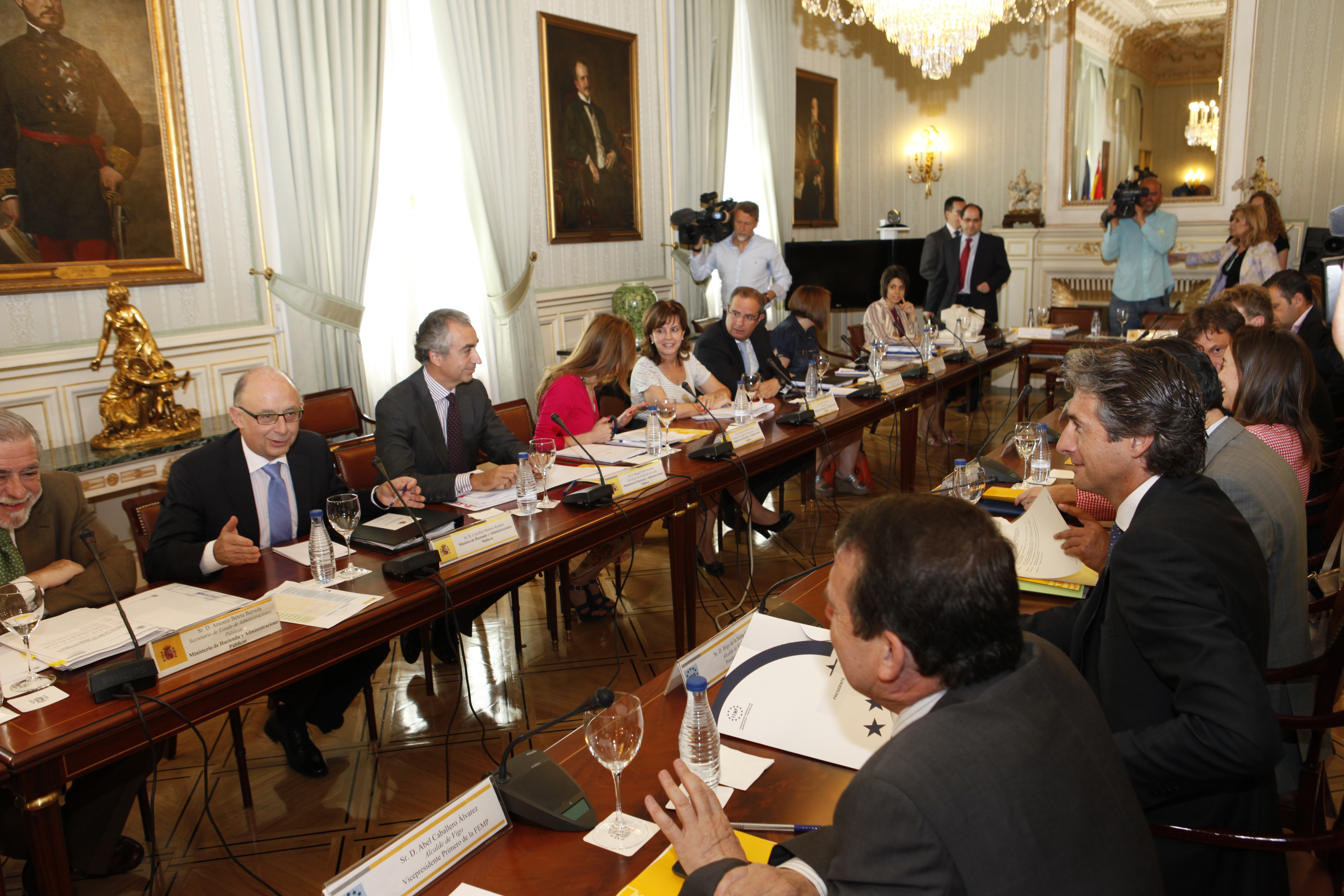 El Ministro Montoro, departe con los respresentantes locales durante los primeros minutos de la reunión